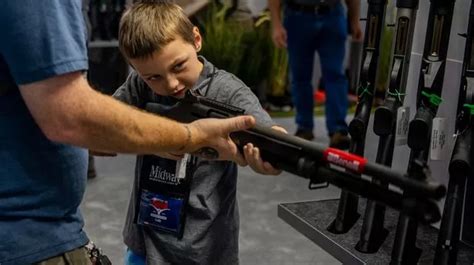 Raising the gun-buying age to 21 one step closer to law